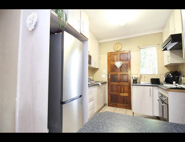 2 BEDROOM TOWNHOUSE FOR SALE IN THATCHFIELD